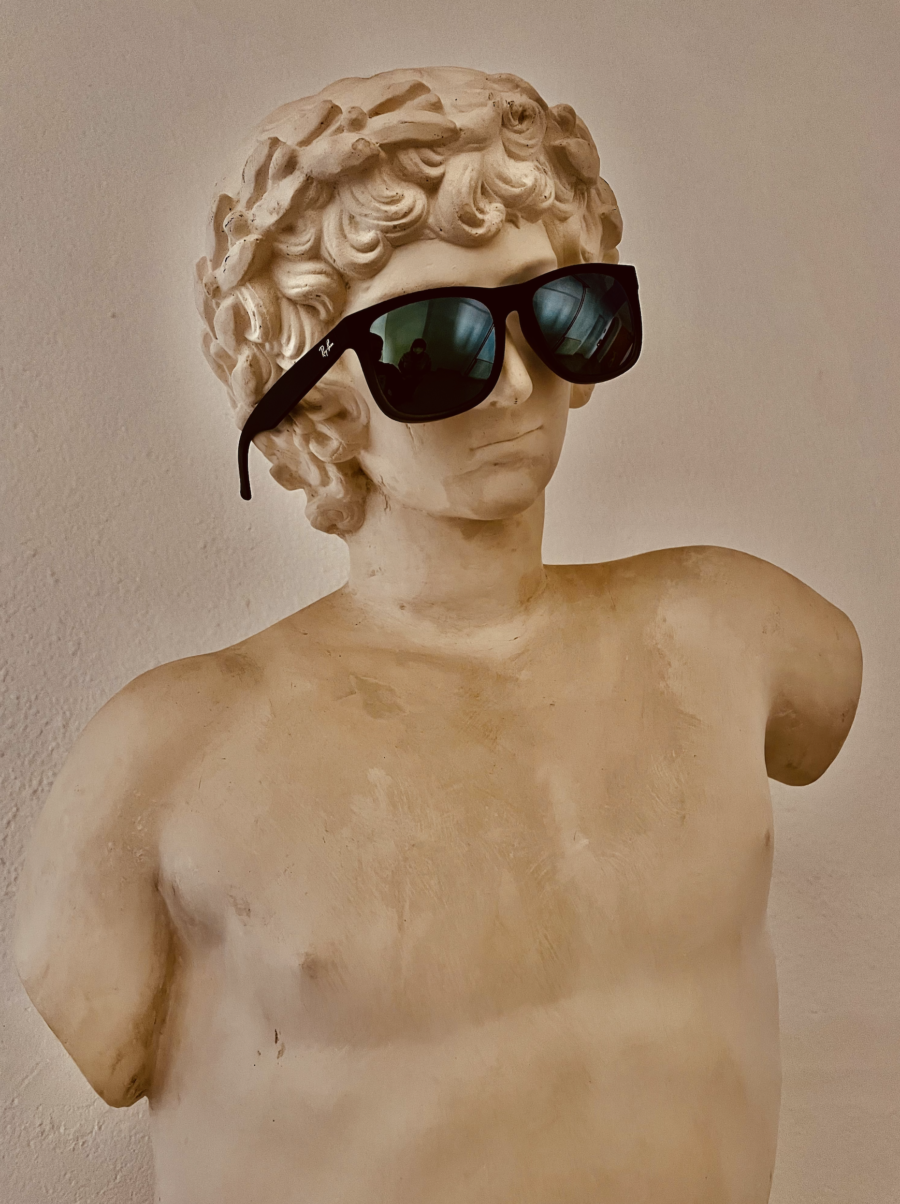 Apolo con gafas de sol 